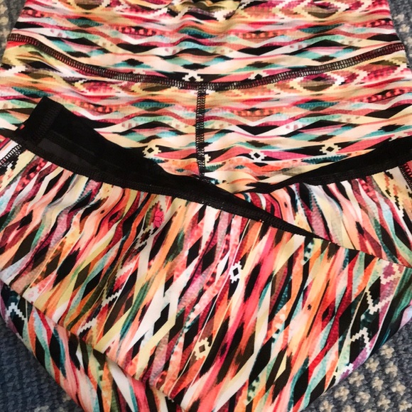 Yoga Pants: Multicolor, Like-New, Cropped/Capri 💕 - Picture 2 of 3